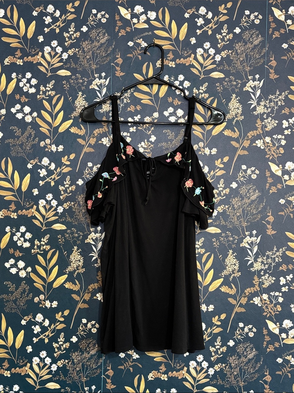 Womens Torrid Black Floral Super Soft Cold Shoulder Ruffle Top Size 1 or XL